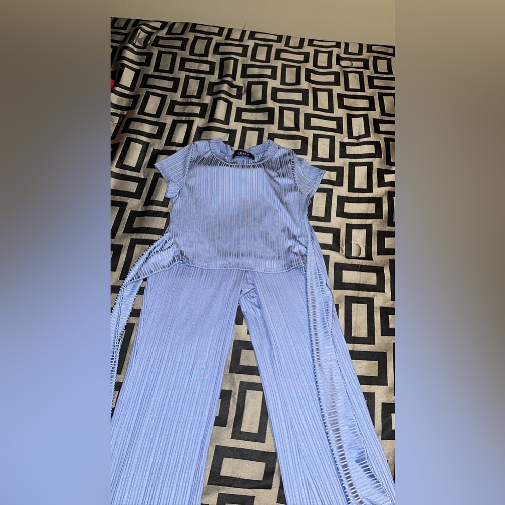Sky blue 2 piece outfit - Picture 3 of 4